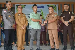 Amankan Lahan Warga Lokal, Bupati Sekadau Bagikan 57.700 Benih Sawit Unggul Lewat Program IP3K