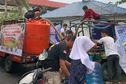 Bantu Warga Terdampak Karhutla di Kalbar dan Kalteng, PTPN IV PalmCo Salurkan 11,2 Juta Liter Air Bersih dan 1 Juta Masker
