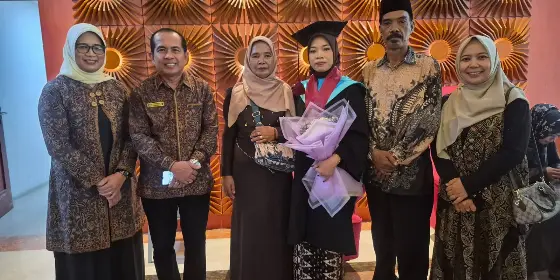 Mengukir Sejarah dari Belantara Jambi: Kurnia, Gadis Orang Rimba Rasakan Haru Wisuda Keperawatan Poltekkes Kemenkes