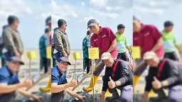 Anak Usaha Sinar Mas Agribusiness and Food Menjaga Keberadaan Bakau di Pantai Batu Bedil