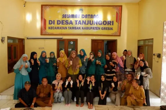 Mahasiswa KKN PPM UGM Ajarkan Warga Gresik Olah Minyak Jelantah jadi Sabun Cair dan Lilin Aromaterapi